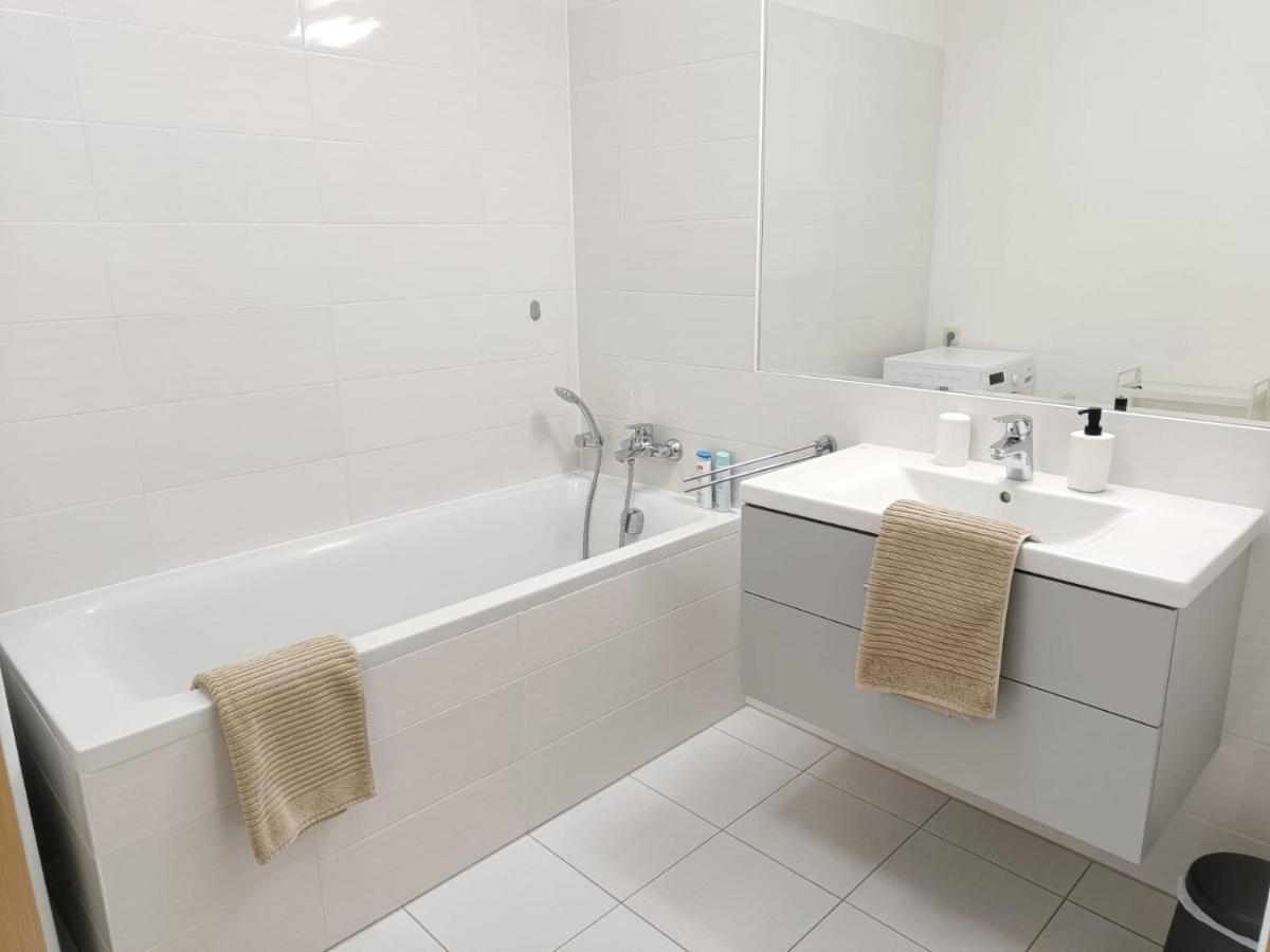 Sag Panorama Apartment 3 Rooms 19Th Floor Great View Free Parking Bratislava Eksteriør billede