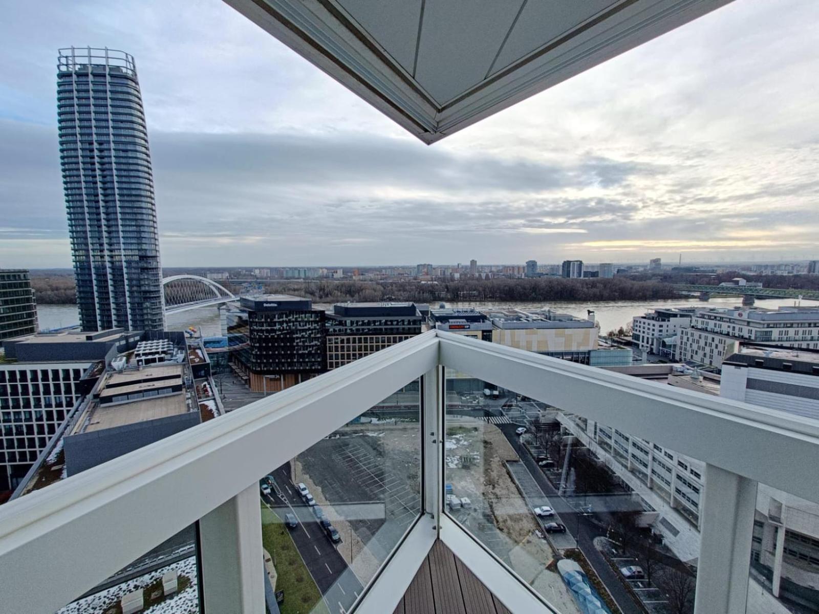 Sag Panorama Apartment 3 Rooms 19Th Floor Great View Free Parking Bratislava Eksteriør billede